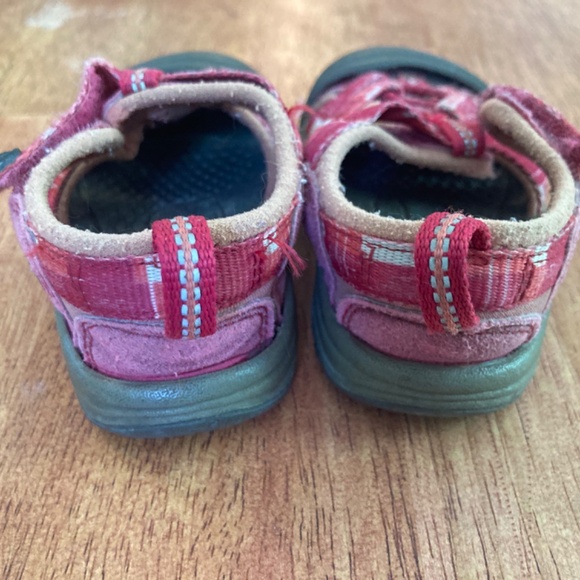 Keen toddler girl size 5 waterproof hiking sandals - Picture 4 of 5